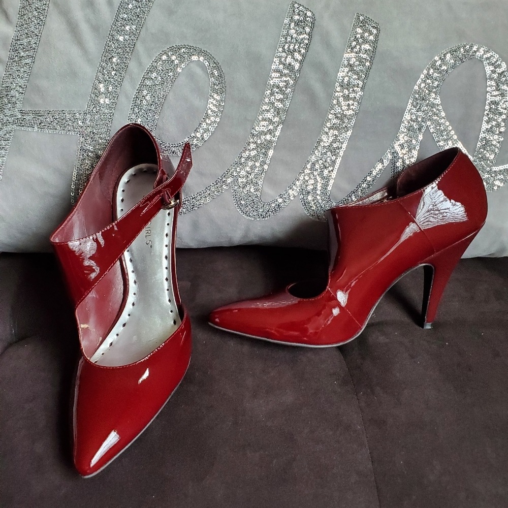 BCBG Patent leather heels, dark berry color, sz 7.5, 4 inches heels